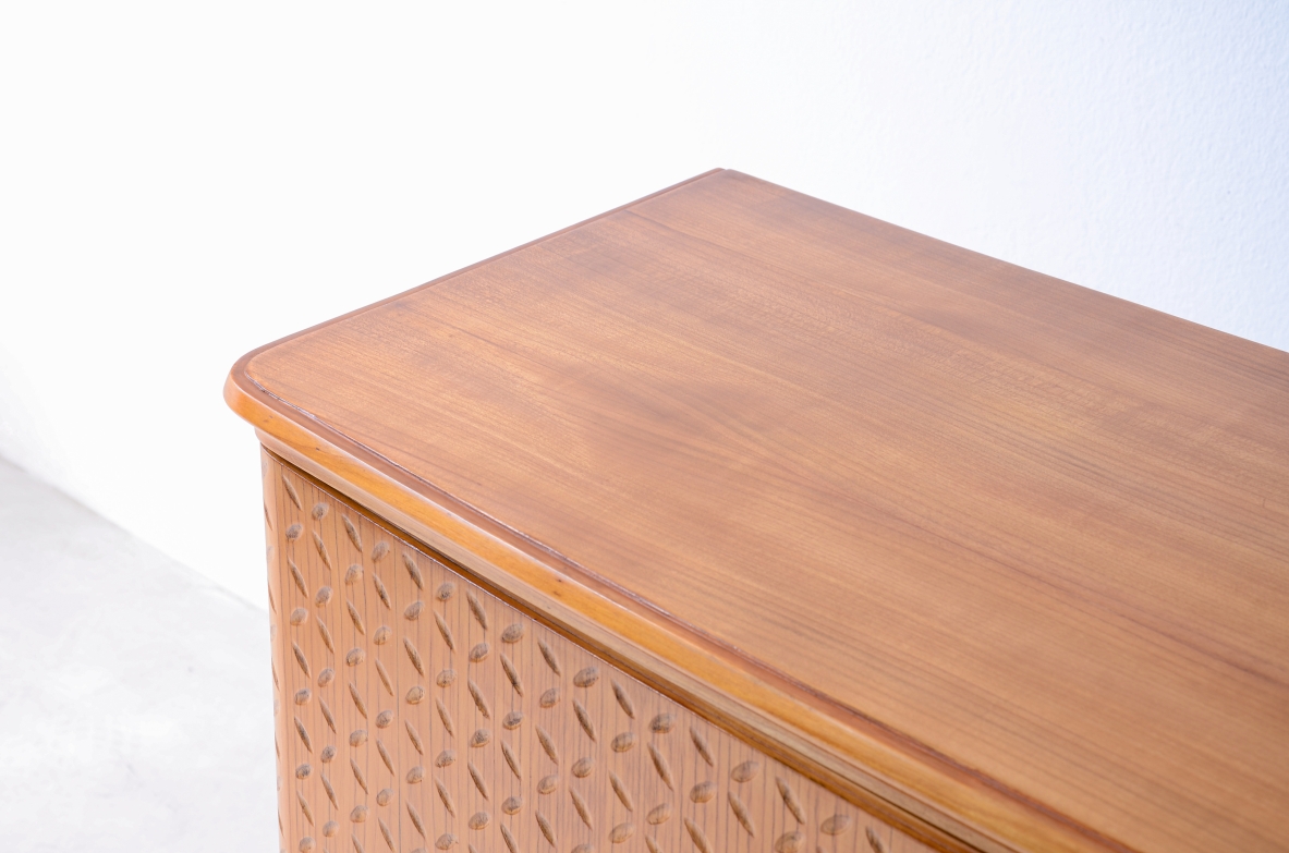ABV Borsani  Elegante mobile a due ante con motivi ad intaglio. Anni 40ca