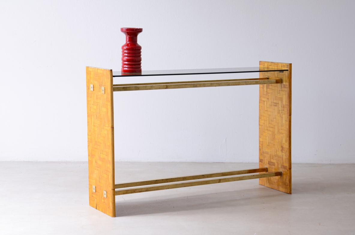 Console with two uprights in wood and raffia with brass tie rods, Italian 1970s manufacture. 