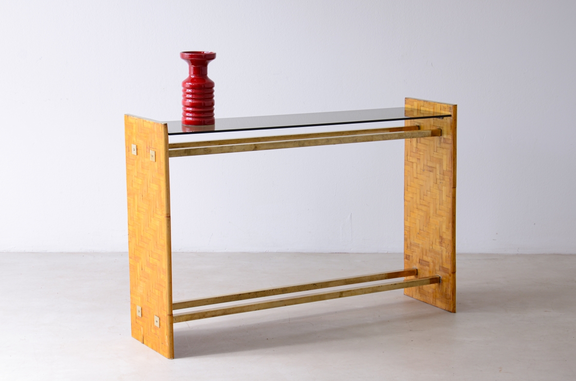 Console with two uprights in wood and raffia with brass tie rods, Italian 1970s manufacture. 