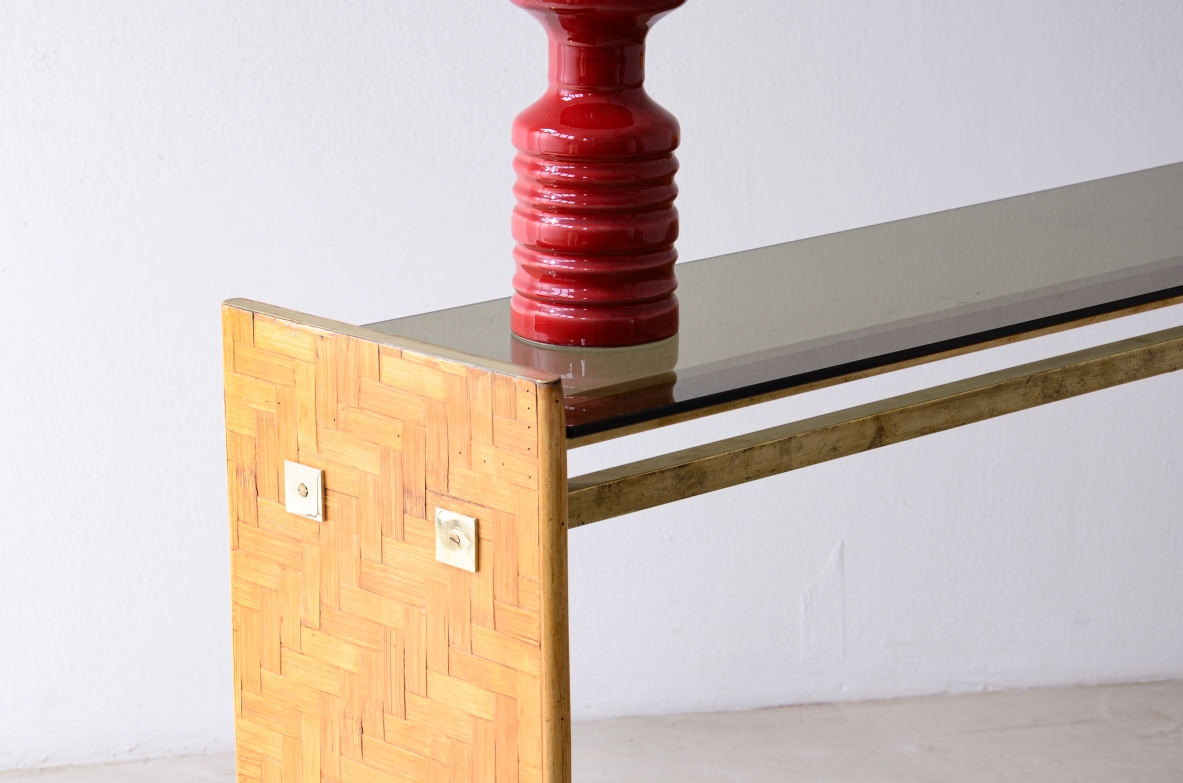 Console with two uprights in wood and raffia with brass tie rods, Italian 1970s manufacture. 