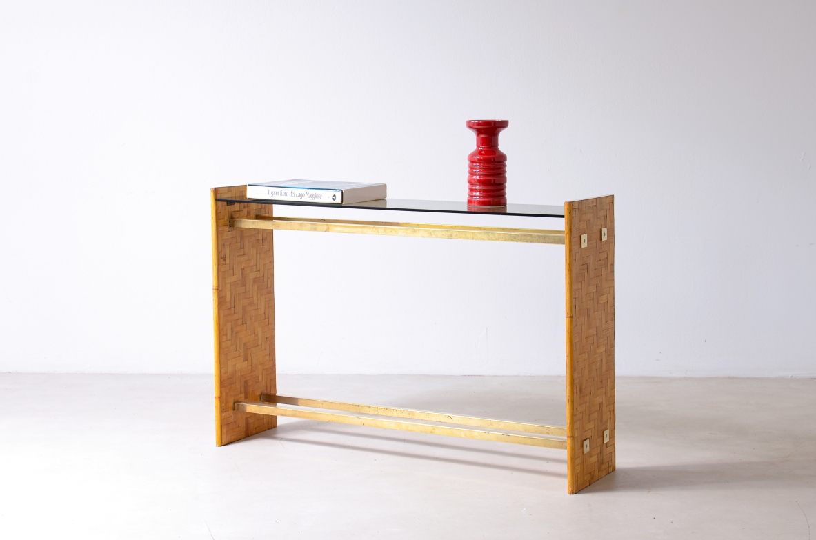 Console with two uprights in wood and raffia with brass tie rods, Italian 1970s manufacture. 