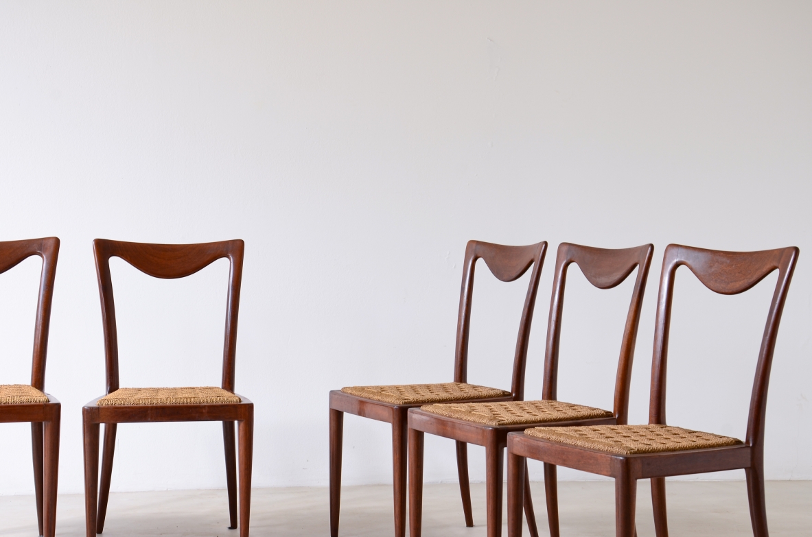 Carlo Enrico Rava Gruppo di sei eleganti sedie in legno sagomato e seduta in corda.