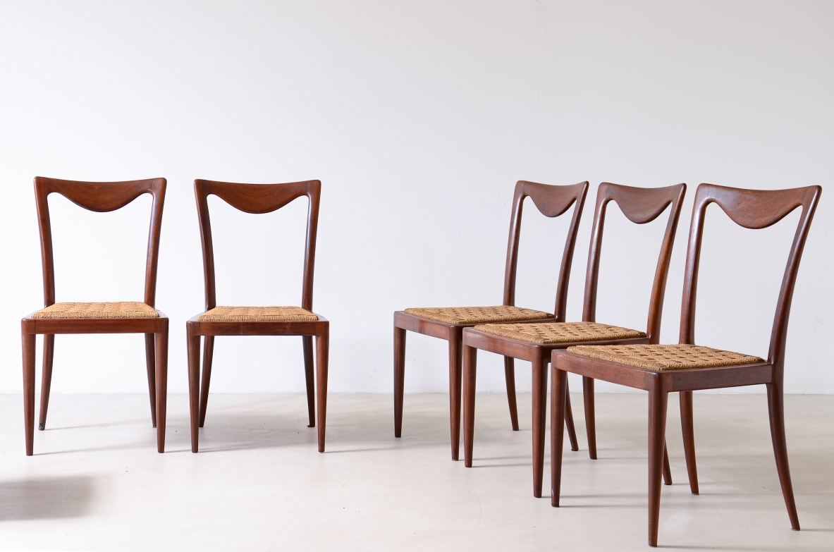 Carlo Enrico Rava Gruppo di sei eleganti sedie in legno sagomato e seduta in corda.