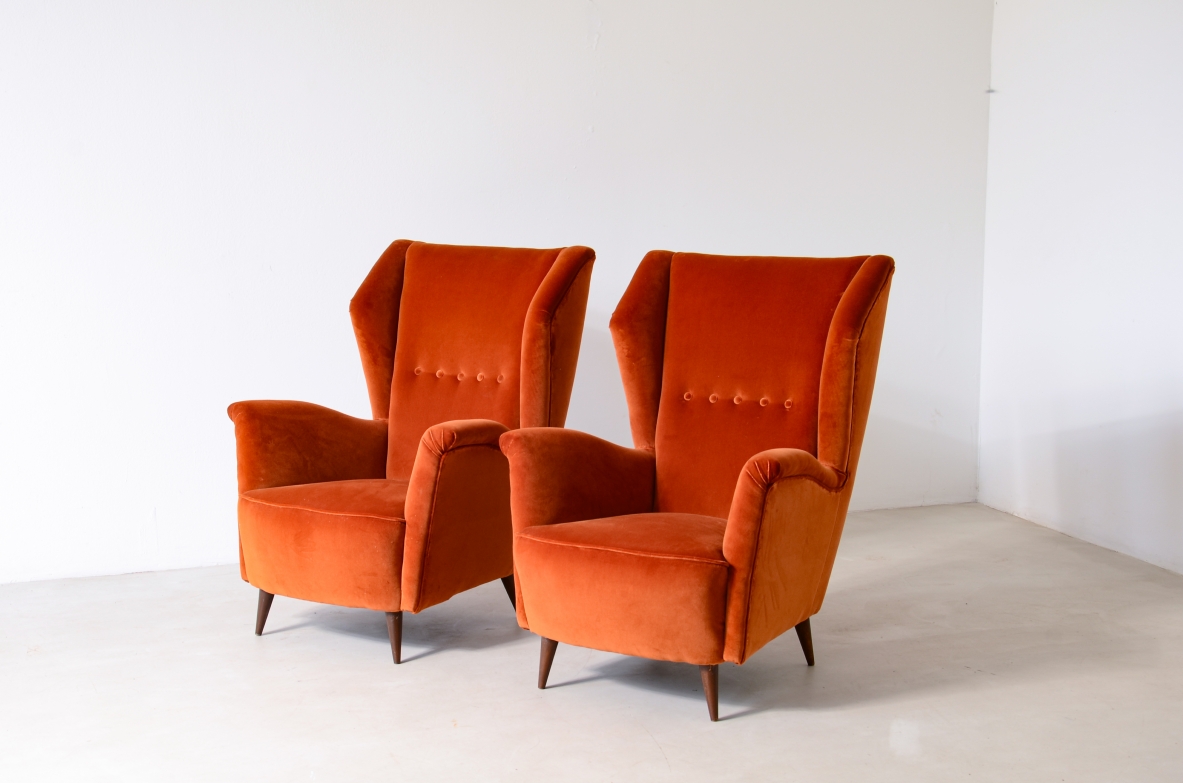 Fratelli Rizzi  Pair of armchairs with high backrest and padded velvet upholstery.