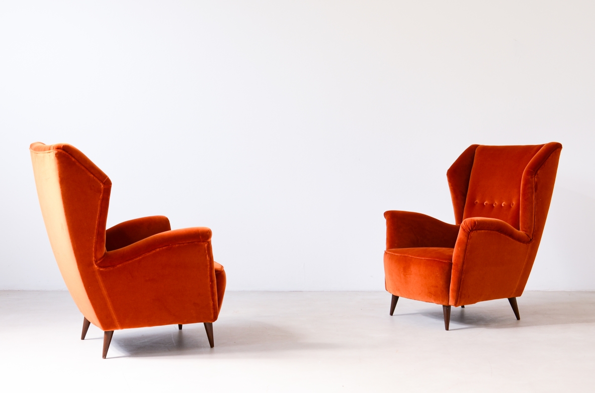 Fratelli Rizzi  Pair of armchairs with high backrest and padded velvet upholstery.
