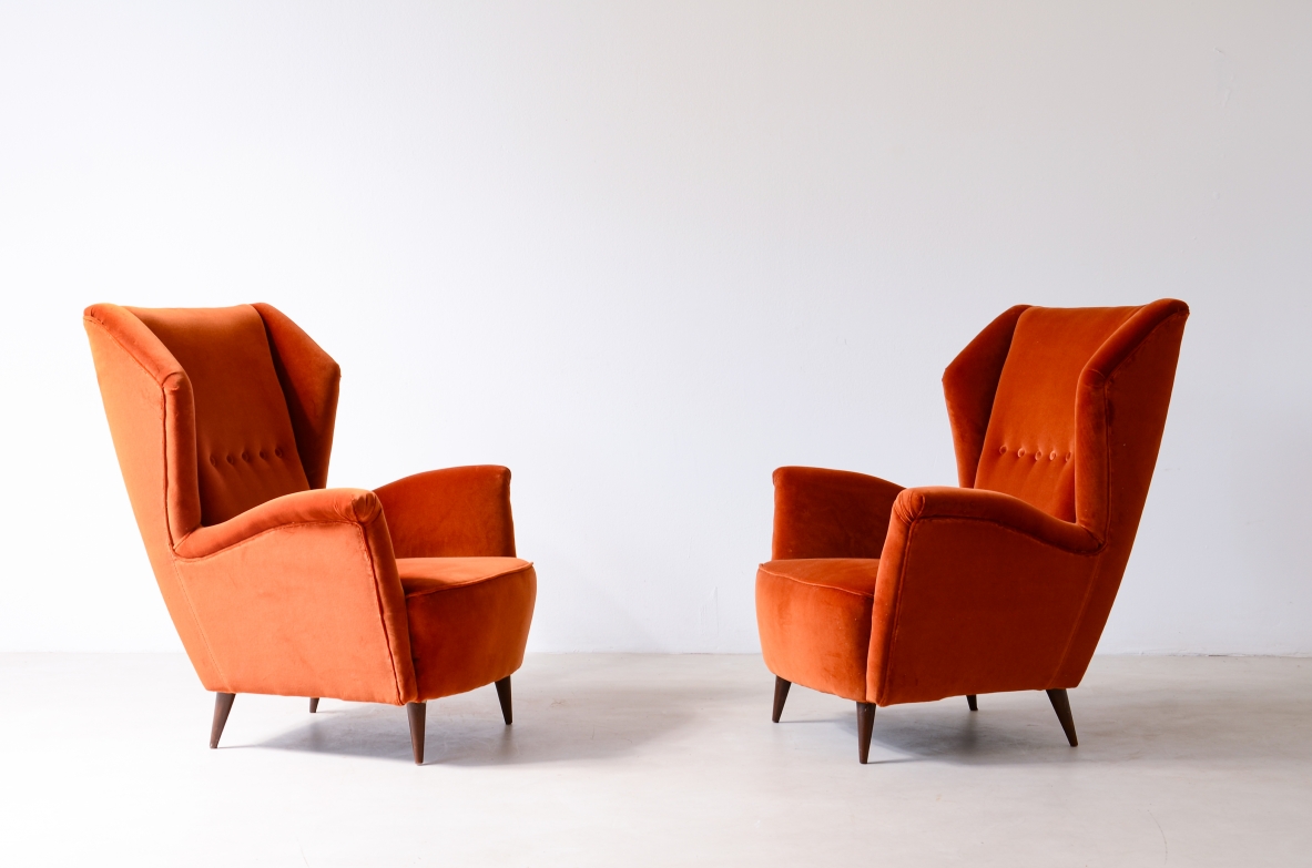Fratelli Rizzi  Pair of armchairs with high backrest and padded velvet upholstery.