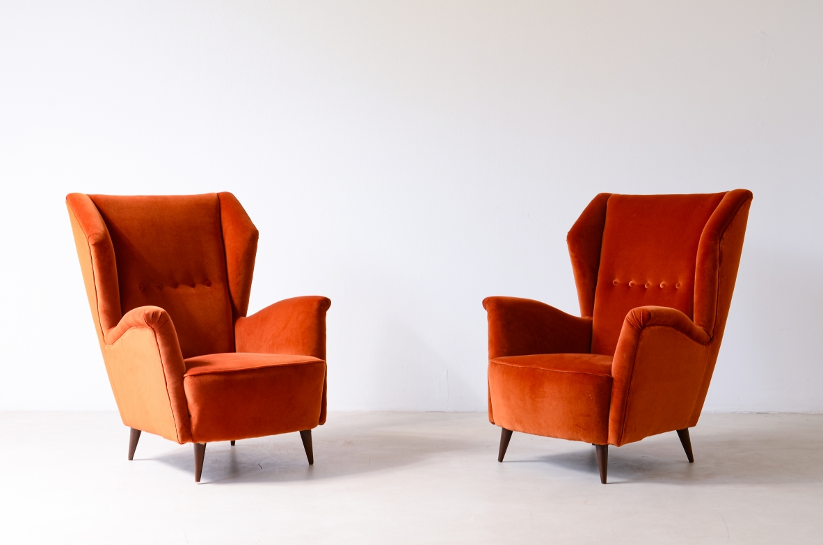 Fratelli Rizzi  Pair of armchairs with high backrest and padded velvet upholstery.