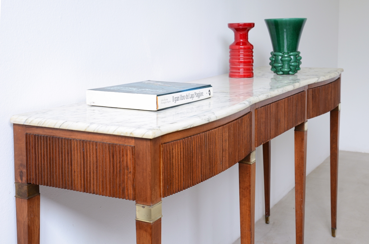 Paolo Buffa, Splendida console con fronte mosso, tre cassetti sulla fascia in legno cannettato sul fronte e sui fianchi con piano in marmo