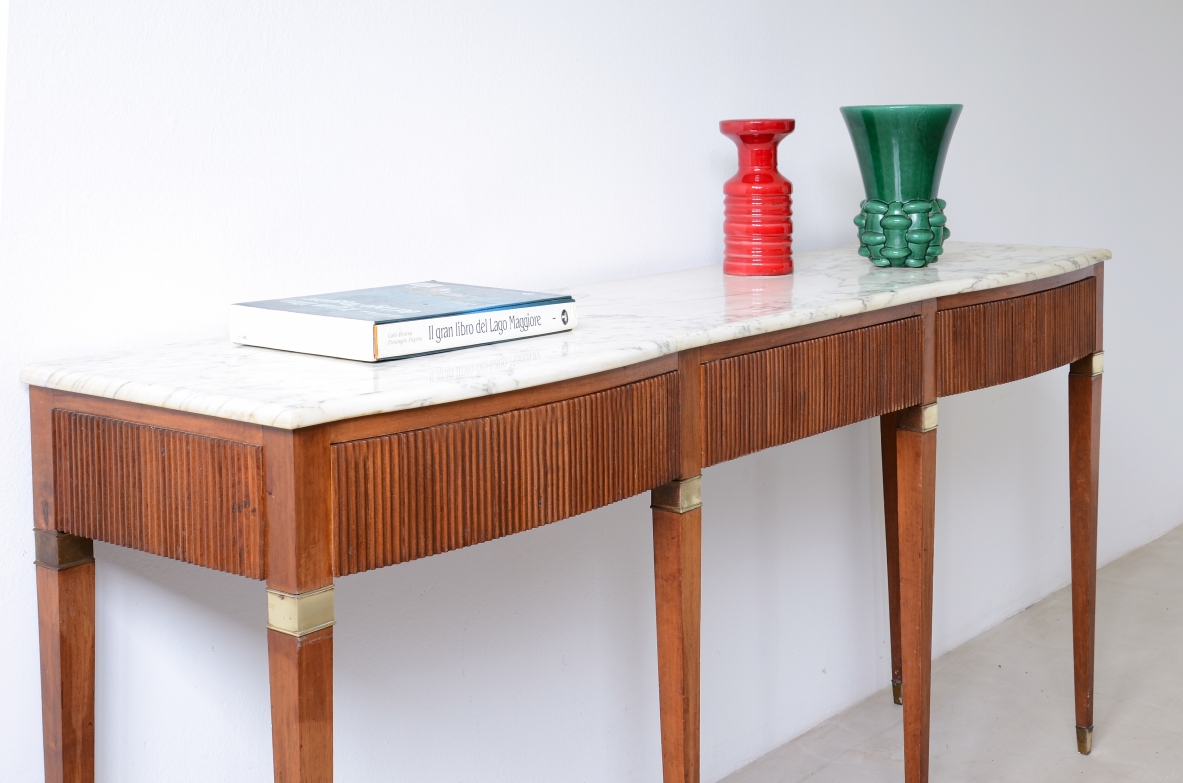 Paolo Buffa, Splendida console con fronte mosso, tre cassetti sulla fascia in legno cannettato sul fronte e sui fianchi con piano in marmo