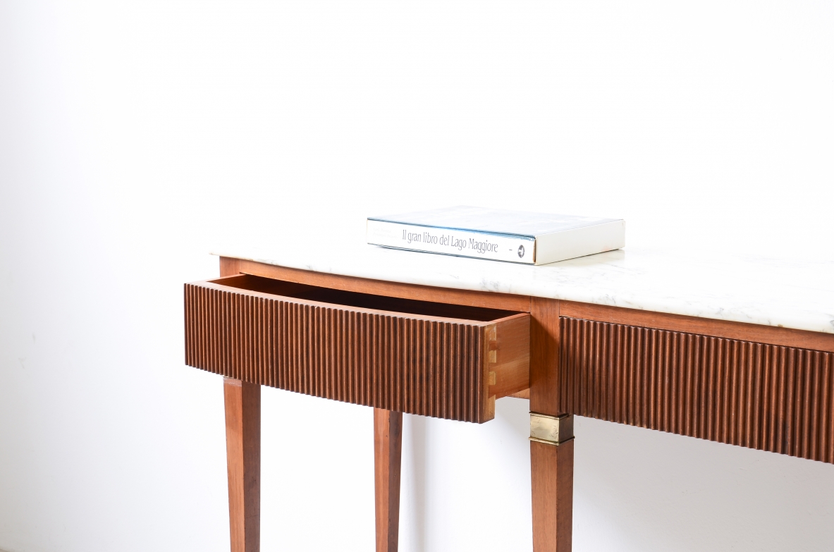 Paolo Buffa, Splendida console con fronte mosso, tre cassetti sulla fascia in legno cannettato sul fronte e sui fianchi con piano in marmo