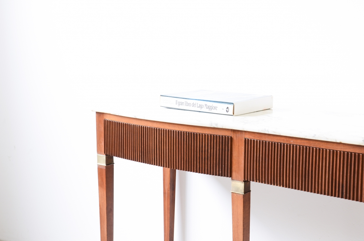 Paolo Buffa, Splendida console con fronte mosso, tre cassetti sulla fascia in legno cannettato sul fronte e sui fianchi con piano in marmo