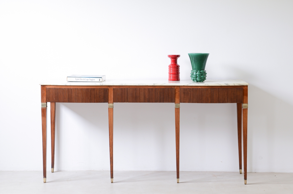 Paolo Buffa, Splendida console con fronte mosso, tre cassetti sulla fascia in legno cannettato sul fronte e sui fianchi con piano in marmo