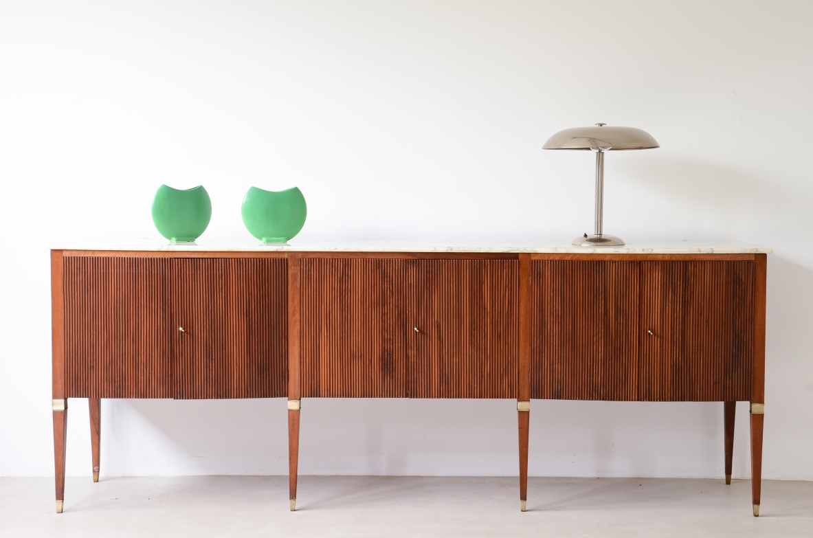 Paolo Buffa splendid sideboard with a wavy front, six doors in reeded walnut marble top and a bar with a mirror 1950