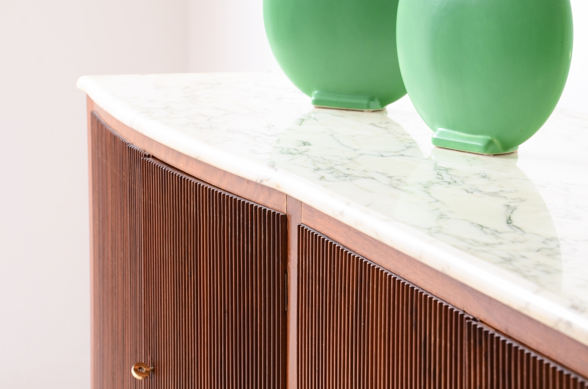 Paolo Buffa splendid sideboard with a wavy front, six doors in reeded walnut marble top and a bar with a mirror 1950