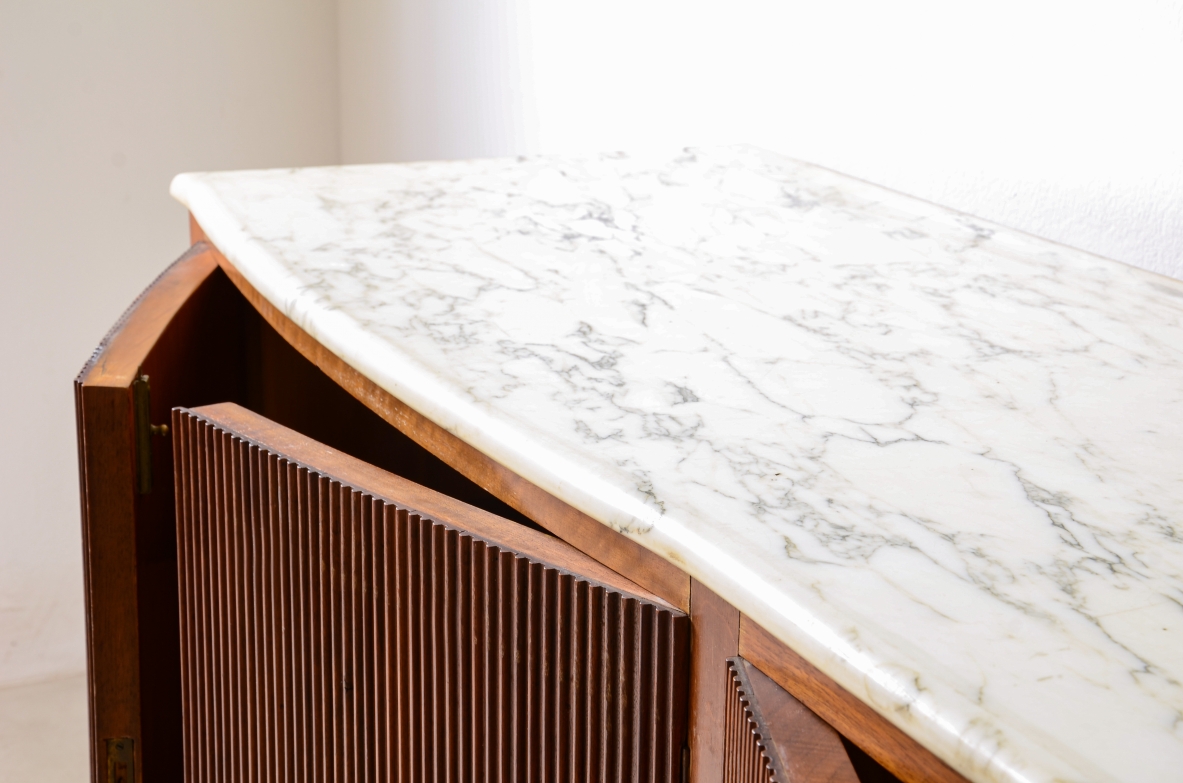 Paolo Buffa splendid sideboard with a wavy front, six doors in reeded walnut marble top and a bar with a mirror 1950