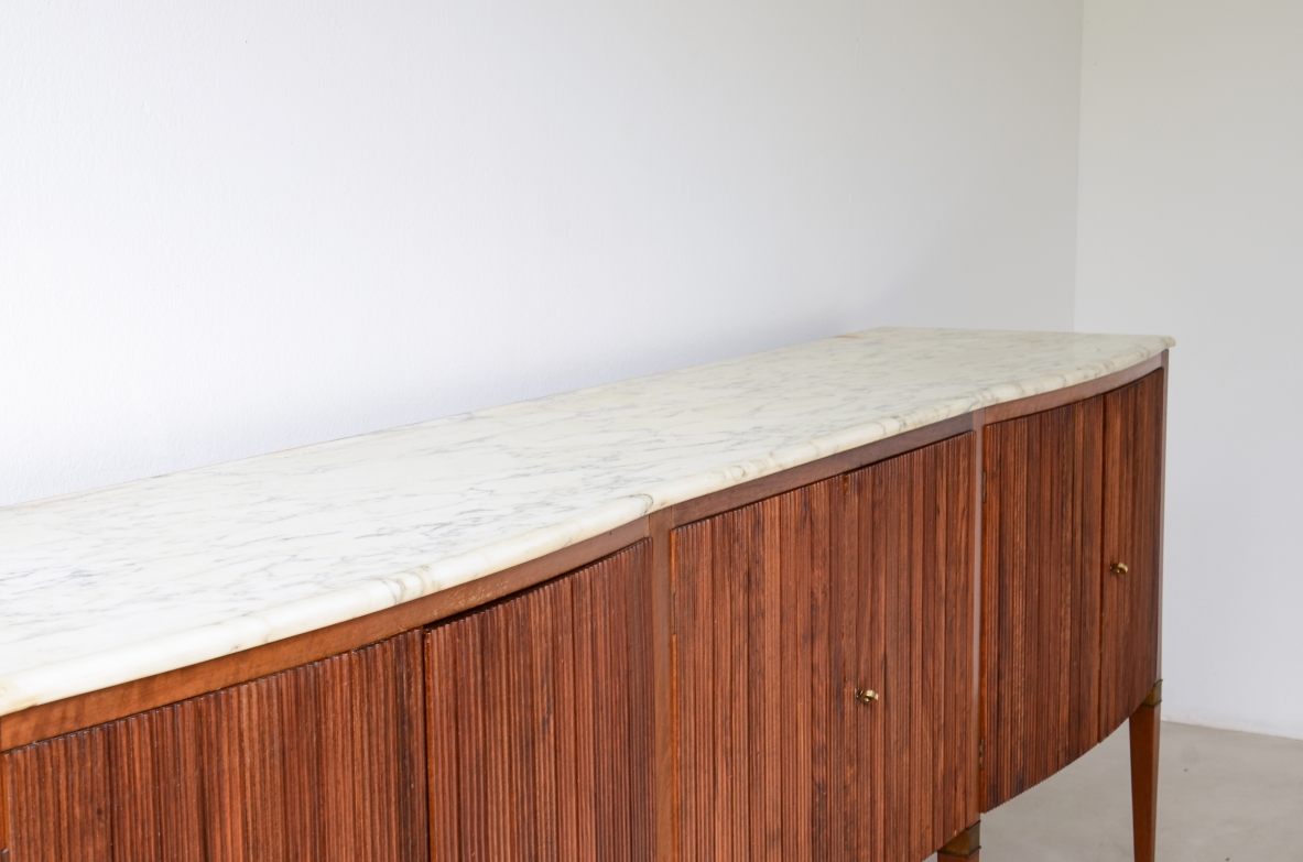 Paolo Buffa splendid sideboard with a wavy front, six doors in reeded walnut marble top and a bar with a mirror 1950