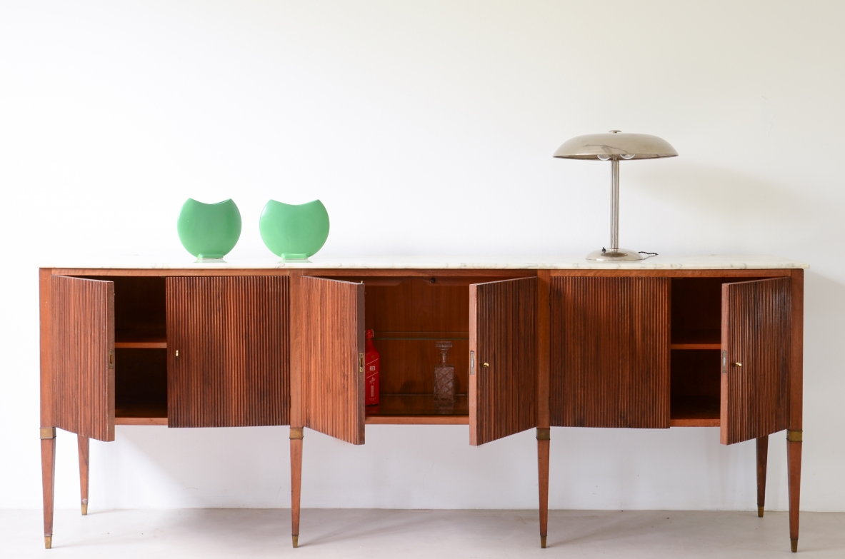 Paolo Buffa splendid sideboard with a wavy front, six doors in reeded walnut marble top and a bar with a mirror 1950