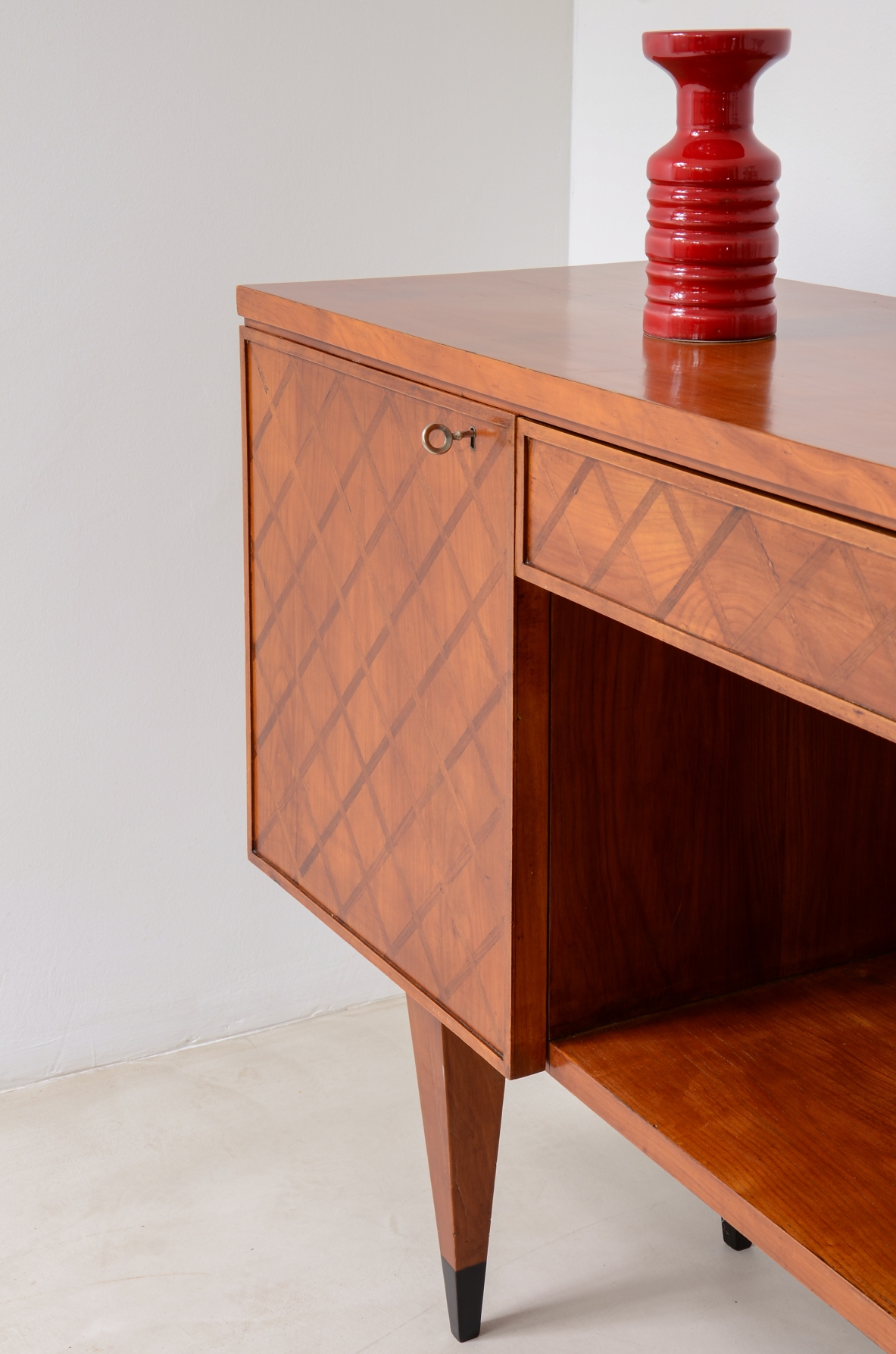 Gio Ponti,  splendid highboard with a wooden front inlaid with a checkerboard pattern, 1950