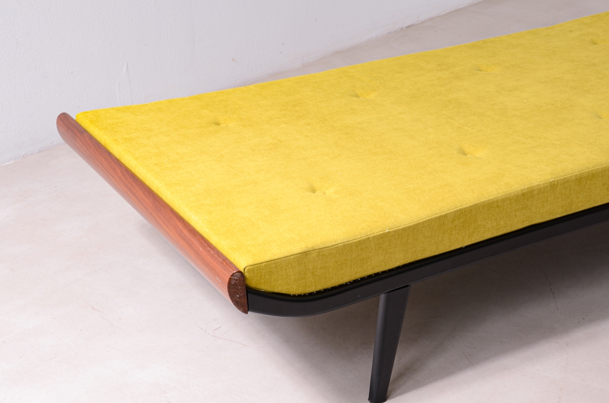 Cleopatra daybed in metallo e legno di tek.  Manifattura Auping, Paesi Bassi, 1954.