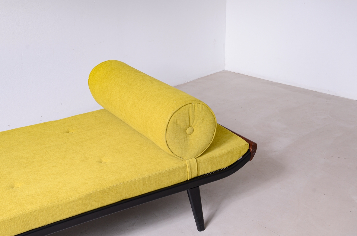 Cleopatra daybed in metallo e legno di tek.  Manifattura Auping, Paesi Bassi, 1954.