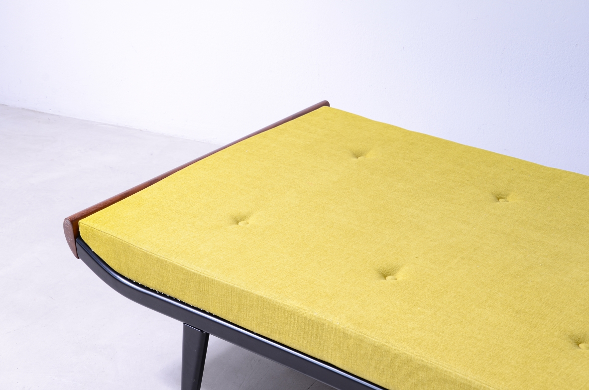 Cleopatra daybed in metallo e legno di tek.  Manifattura Auping, Paesi Bassi, 1954.