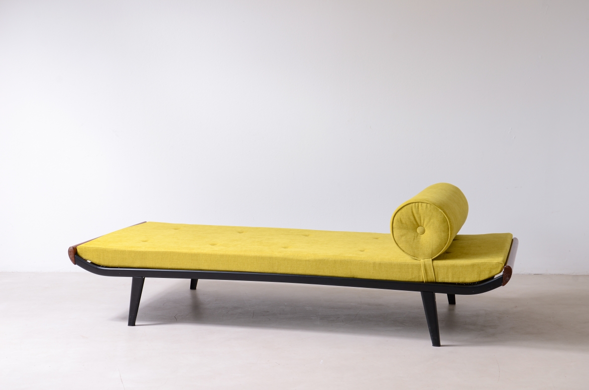 Cleopatra daybed in metallo e legno di tek.  Manifattura Auping, Paesi Bassi, 1954.