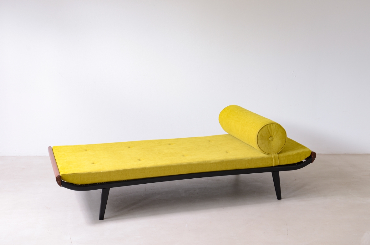Cleopatra daybed in metallo e legno di tek.  Manifattura Auping, Paesi Bassi, 1954.