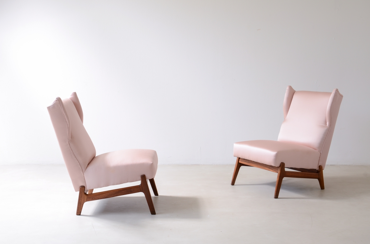 Coppia di raffinate poltroncine con struttura in legno e rivestimento in raso, nello stile di Gio Ponti. 1950ca.
