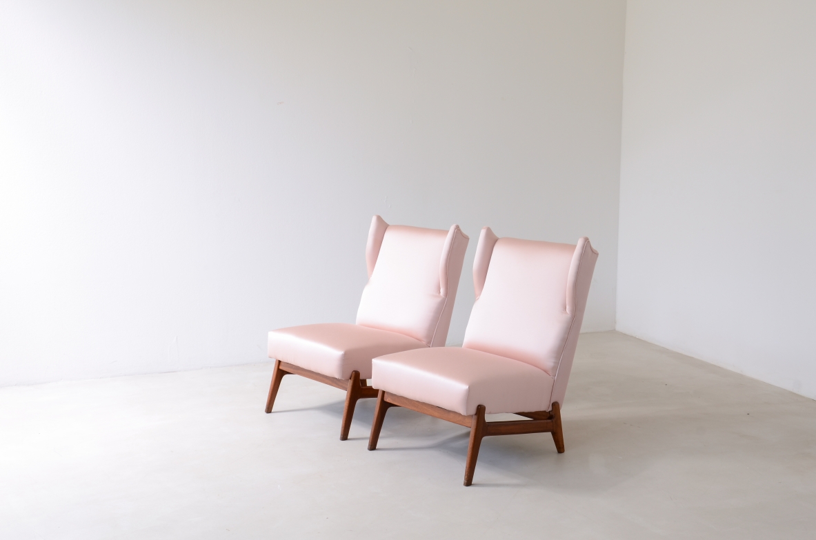 Coppia di raffinate poltroncine con struttura in legno e rivestimento in raso, nello stile di Gio Ponti. 1950ca.