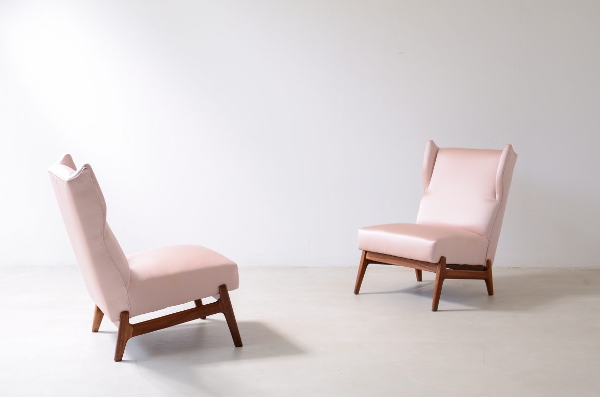 Coppia di raffinate poltroncine con struttura in legno e rivestimento in raso, nello stile di Gio Ponti. 1950ca.
