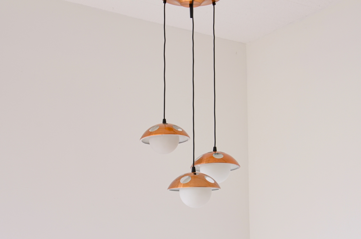 Piccolo lampadario a tre luci con cappelli in rame forato, anni 60