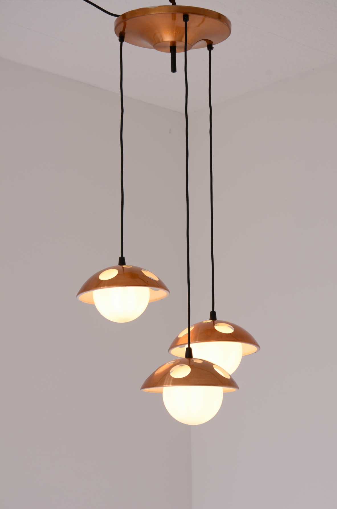 Piccolo lampadario a tre luci con cappelli in rame forato, anni 60