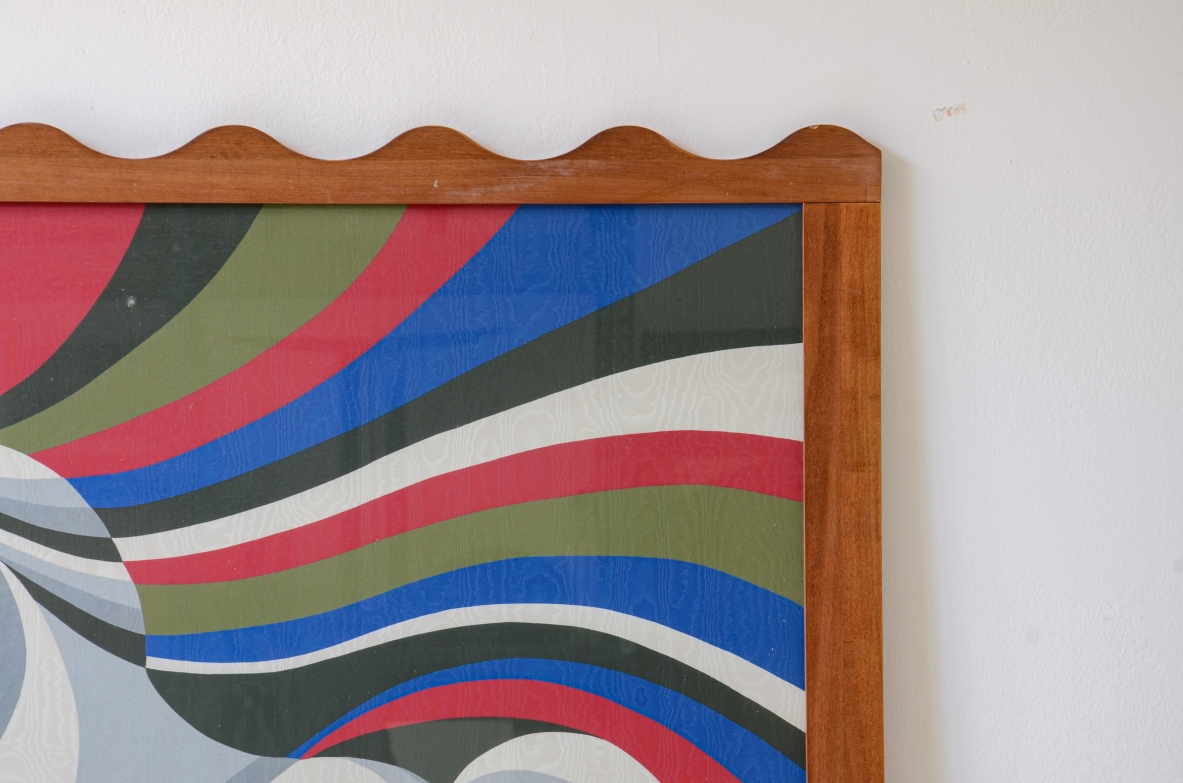 Grande serigrafia su tessuto in seta dentro cornice in legno sagomato anni 60