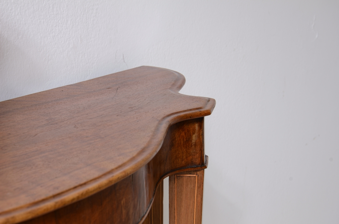 Piccola console in noce con piano sagomato e sottili gambe rastremate.1850