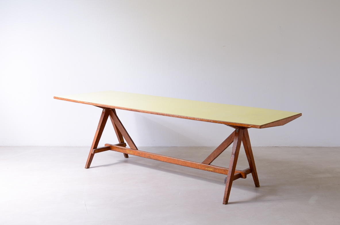 Grande tavolo in legno di rovere con piano in formica 