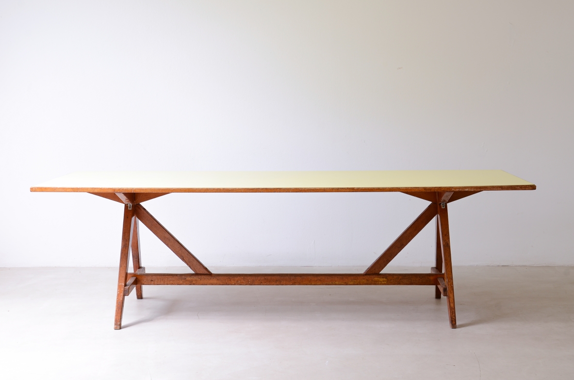 Grande tavolo in legno di rovere con piano in formica 