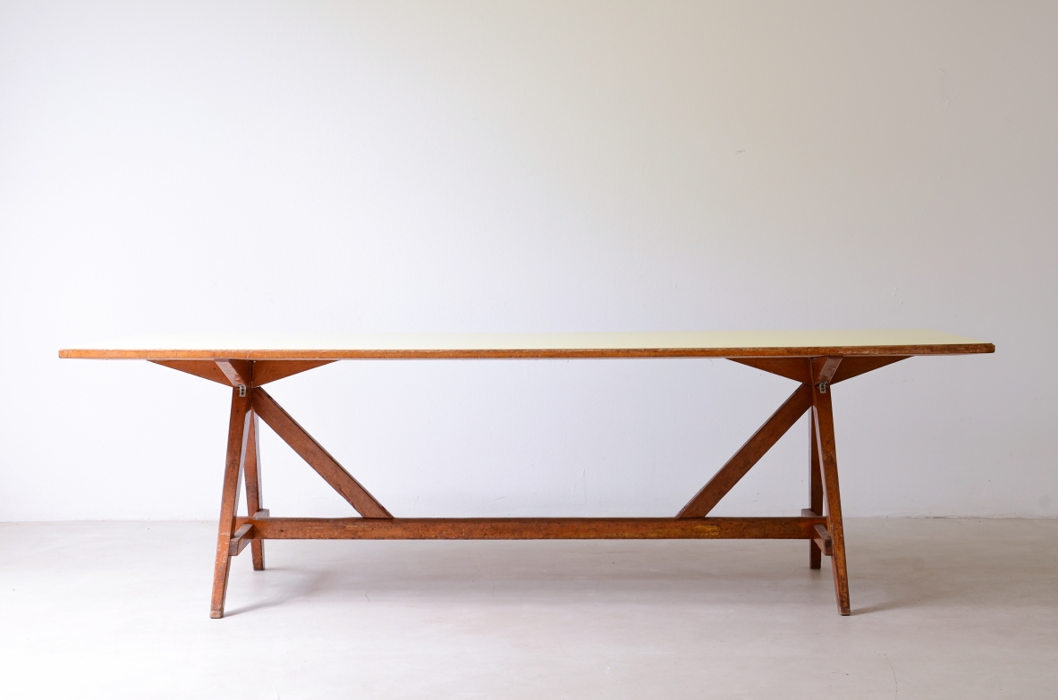 Grande tavolo in legno di rovere con piano in formica 