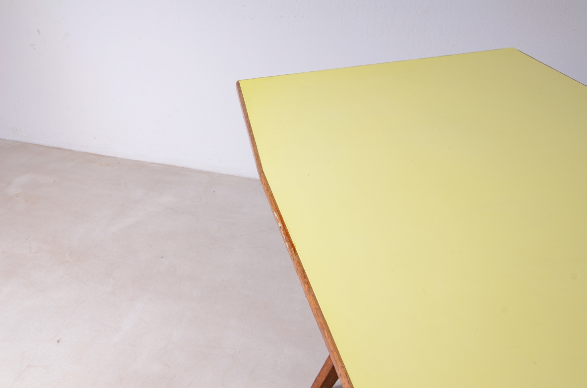 Grande tavolo in legno di rovere con piano in formica