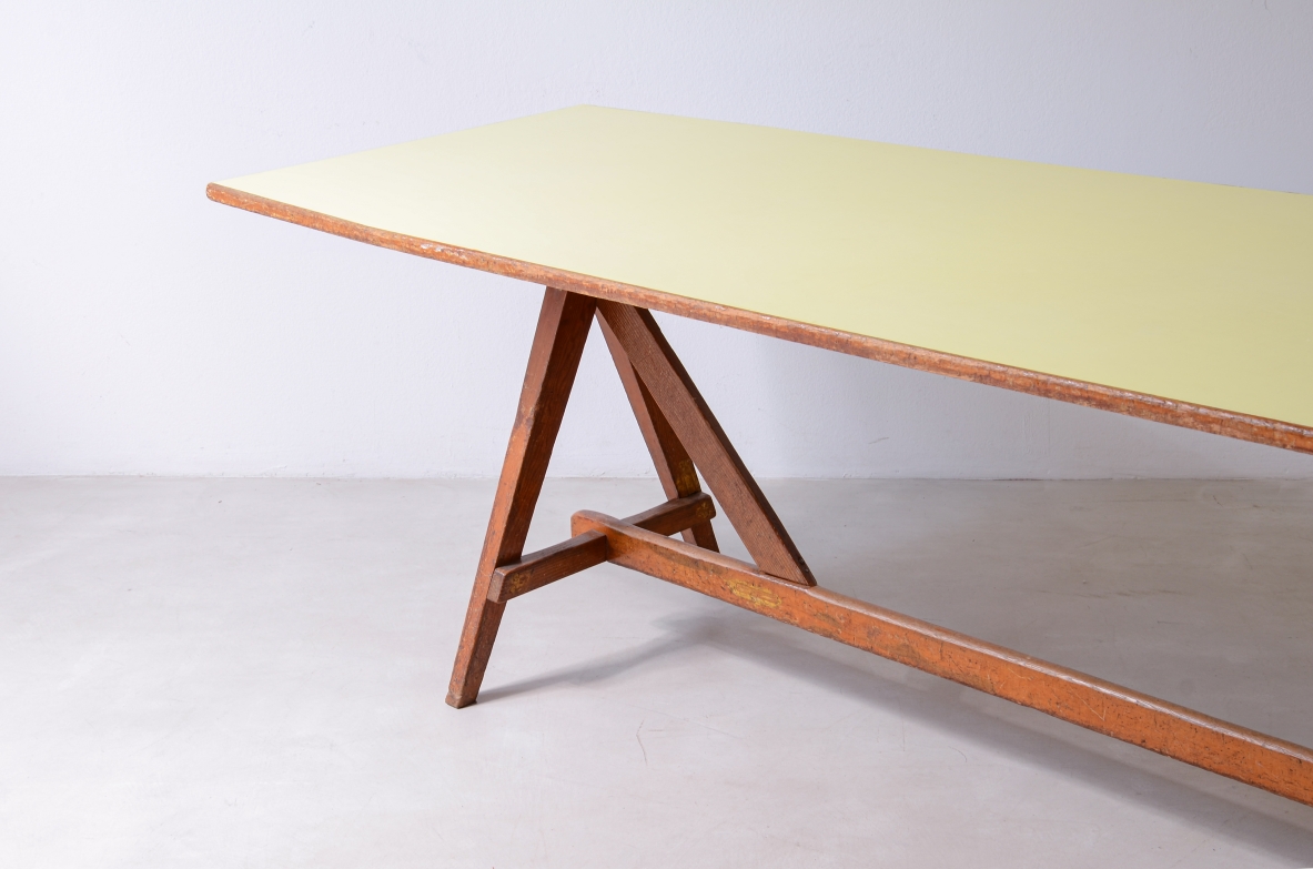 Grande tavolo in legno di rovere con piano in formica 