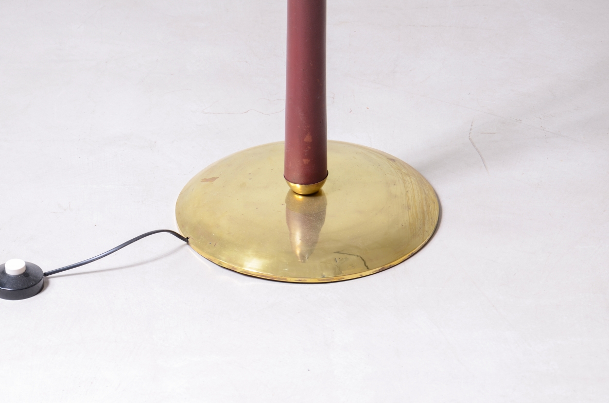 Arredoluce  Lampada da terra con stelo rivestito in pelle rosso scuro e ottone 1935
