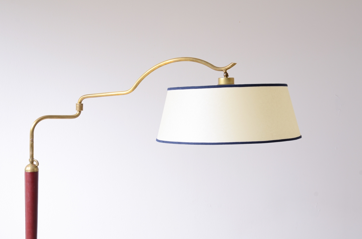 Arredoluce  Lampada da terra con stelo rivestito in pelle rosso scuro e ottone 1935
