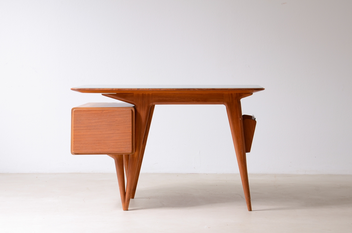 Silvio Cavatorta Elegant blond wood writing desk, original opaline glass top. Cavatorta & Co., circa 1950.