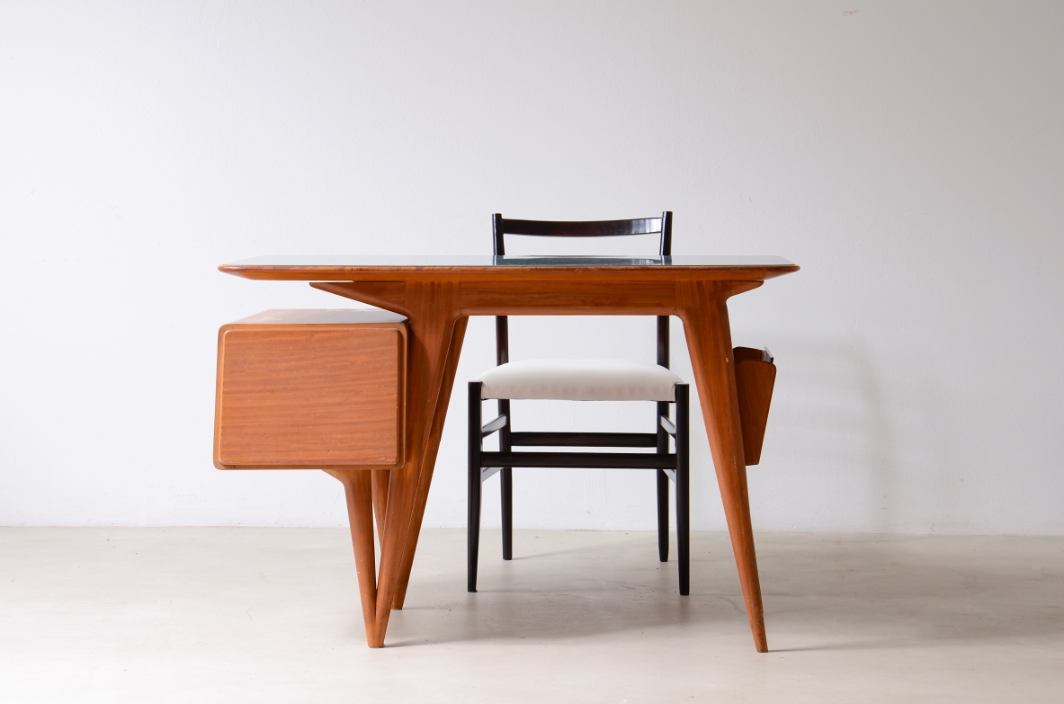 Silvio Cavatorta Elegant blond wood writing desk, original opaline glass top. Cavatorta & Co., circa 1950.