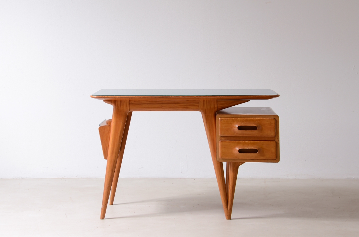 Silvio Cavatorta Elegant blond wood writing desk, original opaline glass top. Cavatorta & Co., circa 1950.