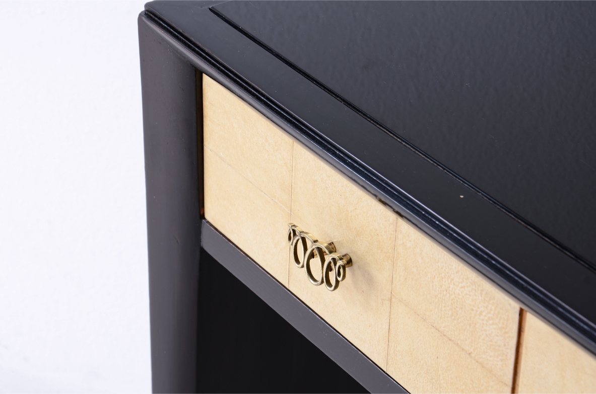 ABV Borsani Varedo  Elegante console in rovere tinto con motivo in legno