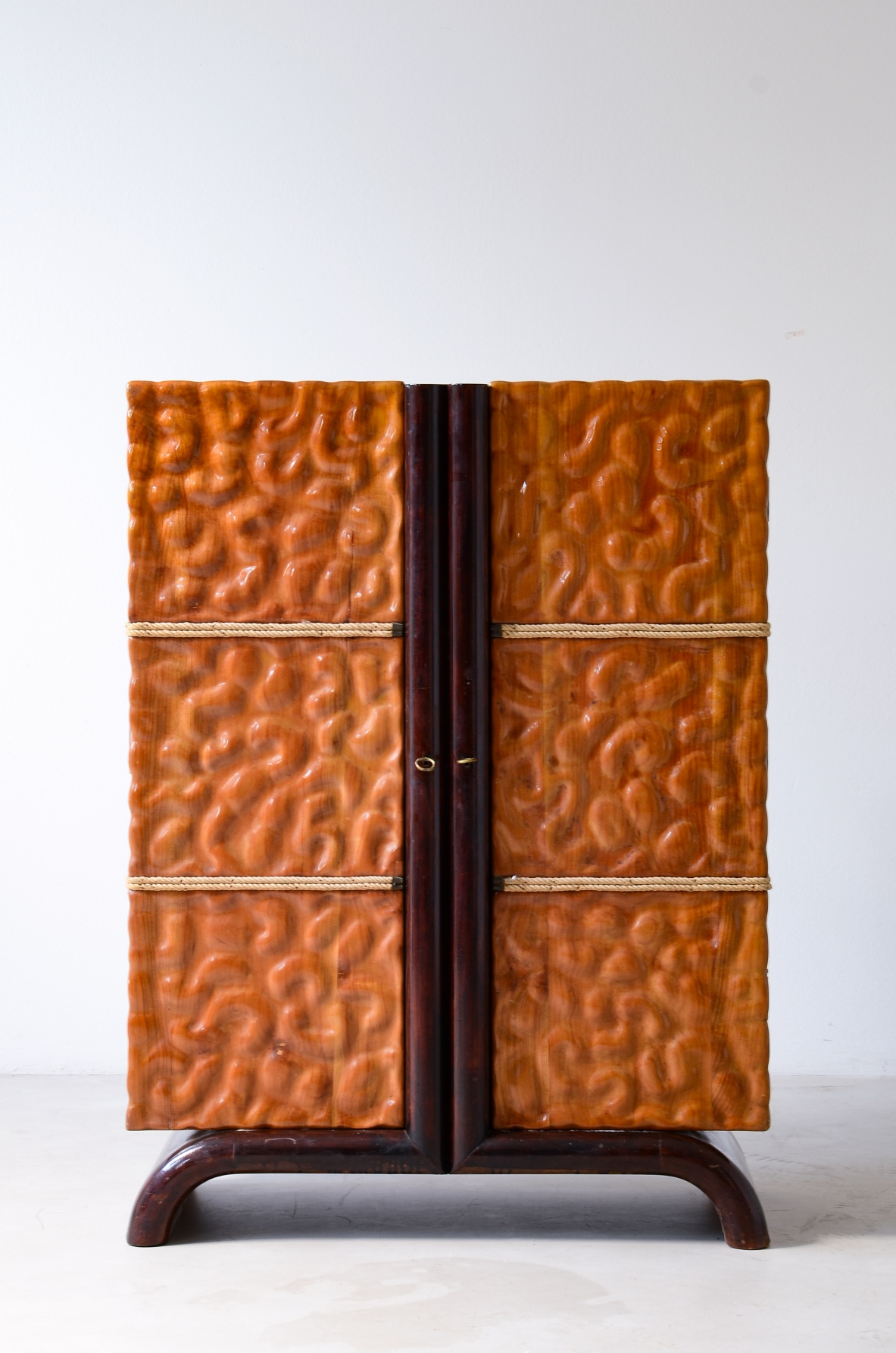 Rare lime wood bar cabinet, handcrafted like a high-quality sculpture. 1940