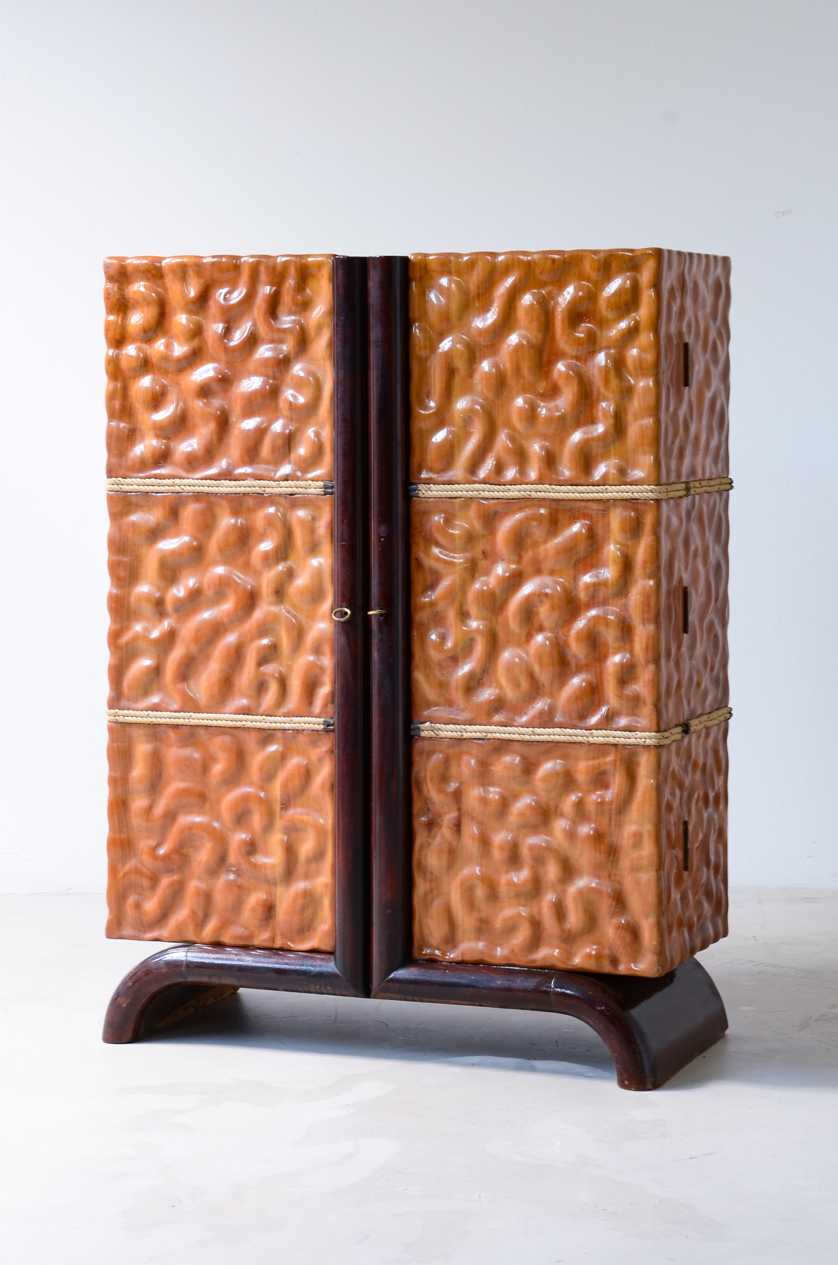 Rare lime wood bar cabinet, handcrafted like a high-quality sculpture. 1940