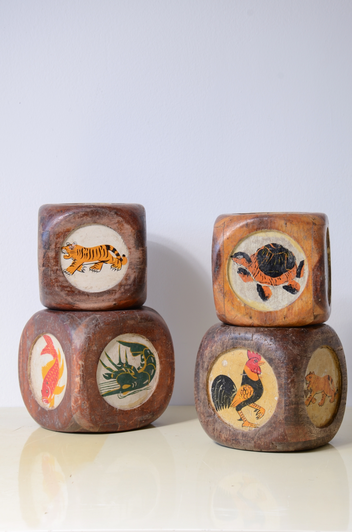 Quattro dadi da gioco in legno con figure di animali dipinte, Tibet anni 30