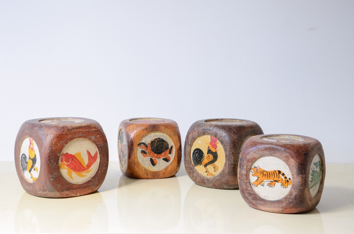 Quattro dadi da gioco in legno con figure di animali dipinte, Tibet anni 30