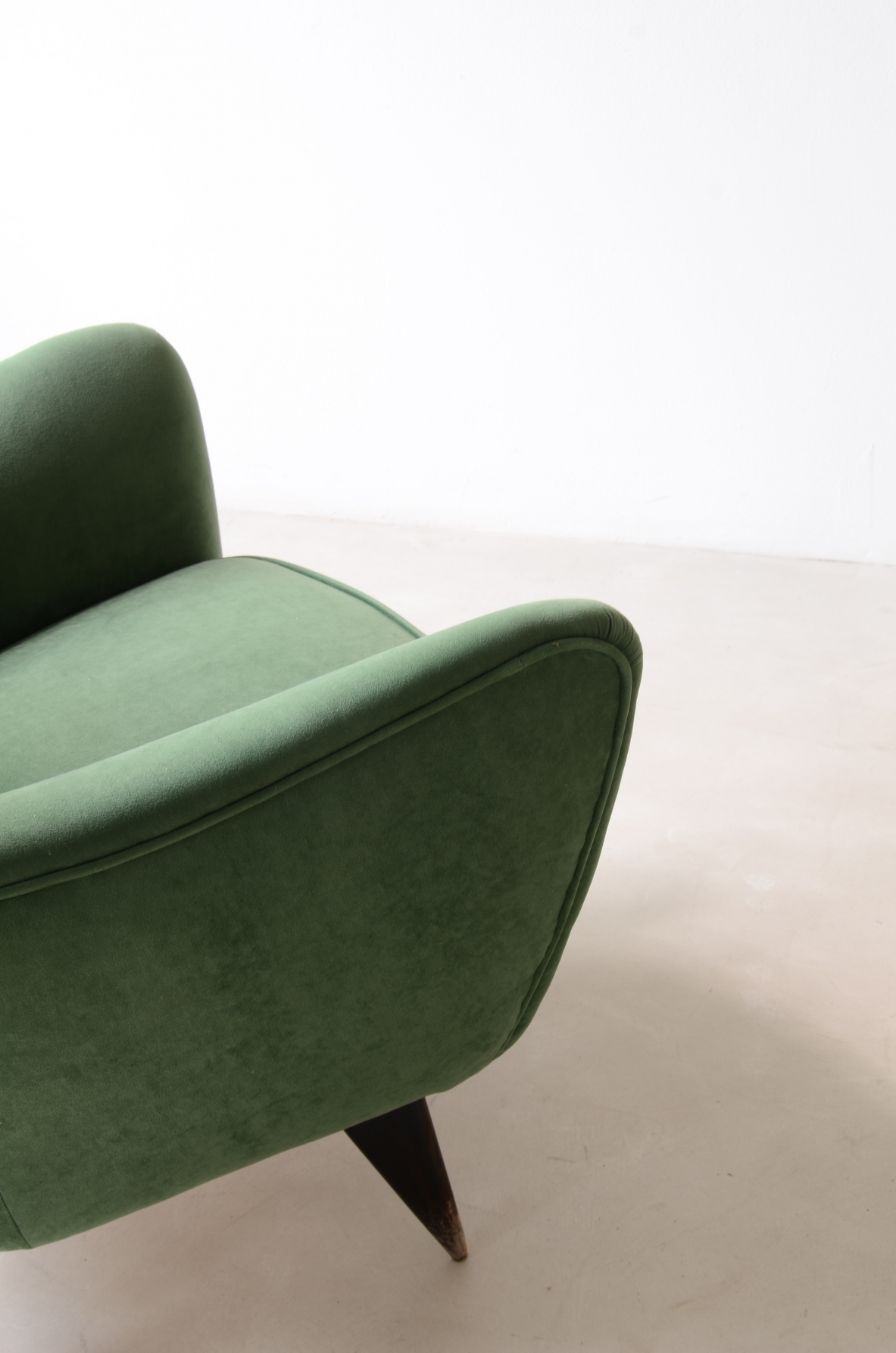Gio Ponti Coppia di poltrone rivestite in velluto imbottito 1952